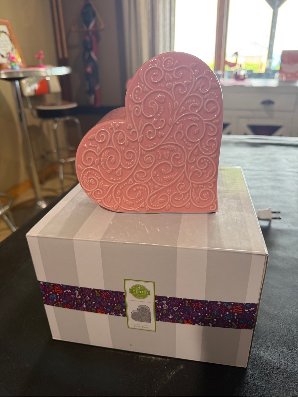 Scentsy Pink Heart Ceramic Warmer with Filigree Swirl